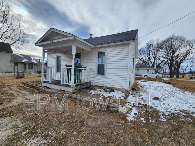 403 9th Ave SW in Independence, IA - Building Photo