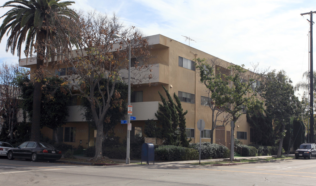 Donnee in Long Beach, CA - Foto de edificio