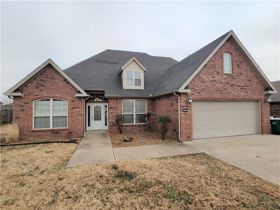 1030 Harvest St in Centerton, AR - Building Photo