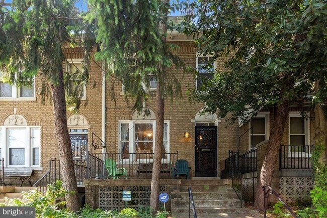 property at 1006 Quebec Pl NW