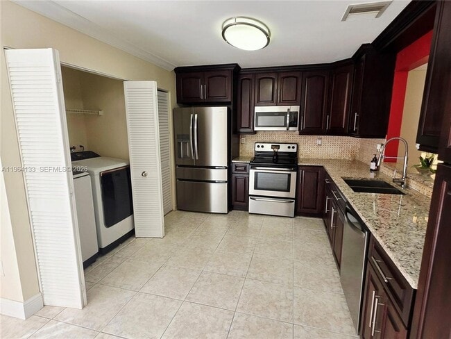 15222 SW 111th St in Miami, FL - Building Photo - Building Photo