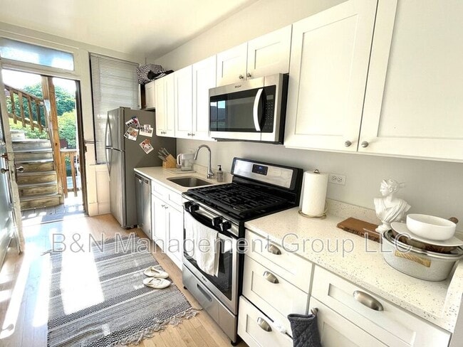 property at 912 W Oakdale Ave
