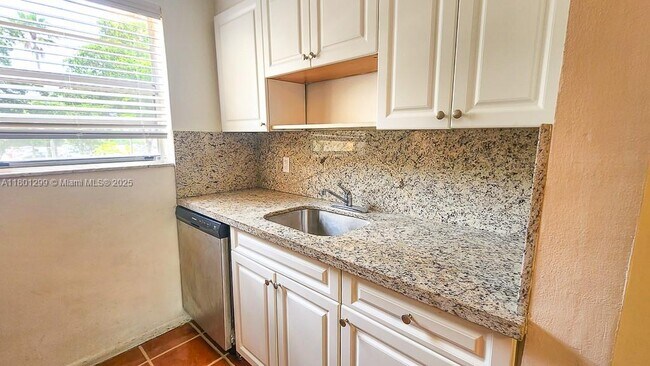 11 Edgewater Dr in Coral Gables, FL - Building Photo - Building Photo