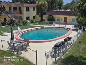Le Mans Apartments in St. Petersburg, FL - Foto de edificio - Building Photo
