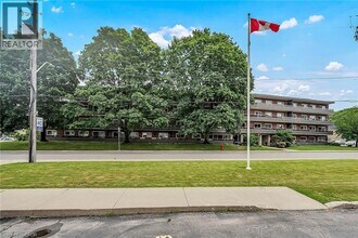 11 Woodman Dr S in Hamilton, ON - Building Photo - Building Photo