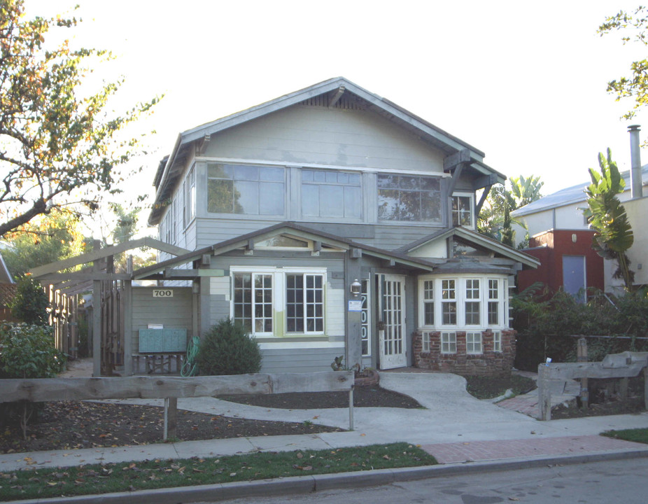 700 Angelus Pl in Venice, CA - Foto de edificio