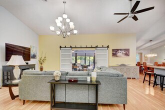 1098 Primrose Ln in Wellington, FL - Foto de edificio - Building Photo