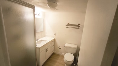 3648 44th Ave SW, Unit B in Seattle, WA - Foto de edificio - Building Photo