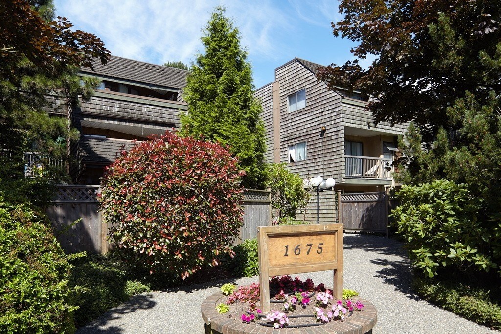 Barclay Arms Apartments in Surrey, BC - Building Photo