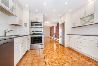 31 Harris St, Unit 2 in Brookline, MA - Building Photo - Building Photo