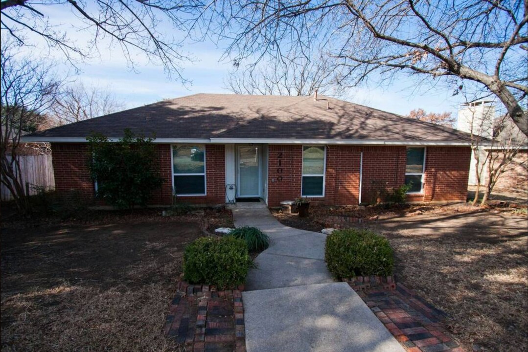 2100 Camellia St in Denton, TX - Building Photo