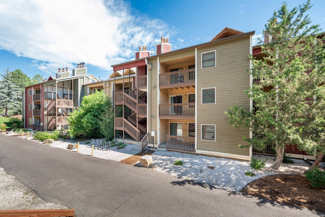 2802 Sundown Ln, Unit 212 in Boulder, CO - Building Photo