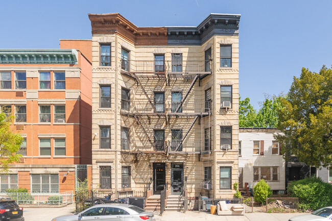 295a Bainbridge Street in Brooklyn, NY - Foto de edificio - Building Photo