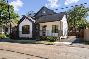 207 Lockwood Dr in Houston, TX - Building Photo