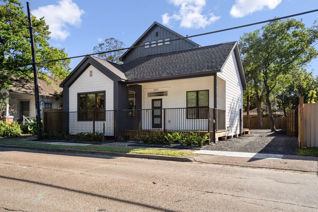 207 Lockwood Dr in Houston, TX - Building Photo