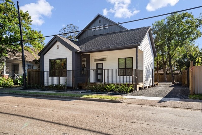 207 Lockwood Dr in Houston, TX - Building Photo - Building Photo
