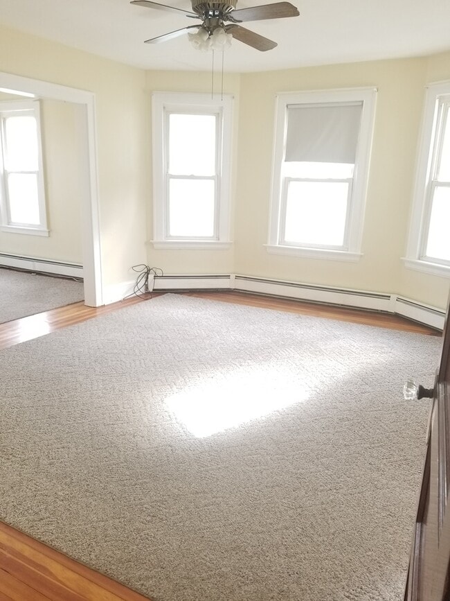 26 Carlson St, Unit 2 in New Britain, CT - Foto de edificio - Building Photo