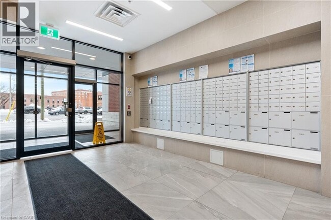 1 Wellington St in Brantford, ON - Building Photo - Building Photo