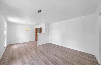 8447 Sterlingshire St in Houston, TX - Building Photo - Building Photo