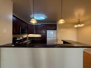 5402 Balboa Arms Dr in San Diego, CA - Building Photo - Building Photo
