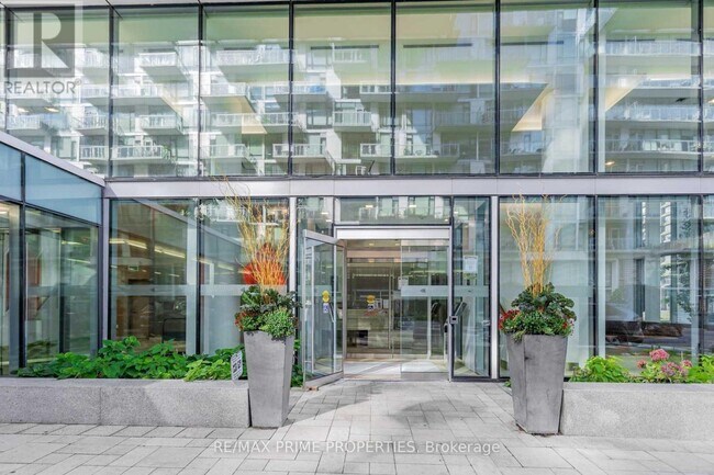 39 Queens Quay E in Toronto, ON - Building Photo - Building Photo