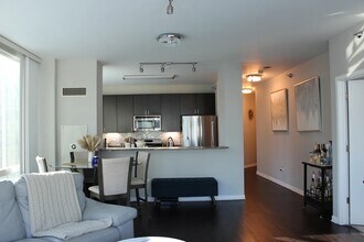 757 N Orleans St, Unit 706 in Chicago, IL - Building Photo - Building Photo