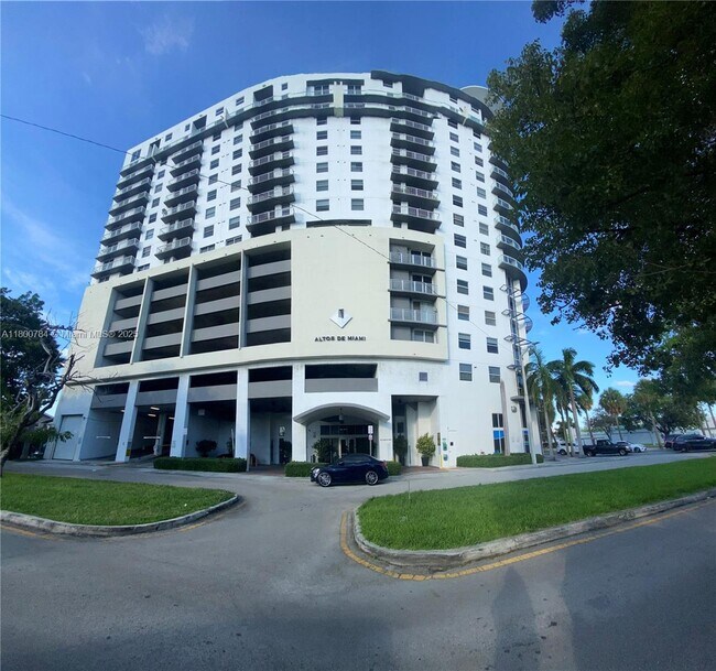 1 Glen Royal Pkwy in Miami, FL - Building Photo - Building Photo