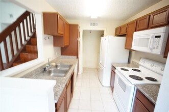 8575 Sands Point Dr in Houston, TX - Building Photo - Building Photo