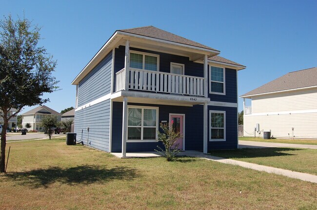 6942 Halter Loop in College Station, TX - Building Photo - Building Photo