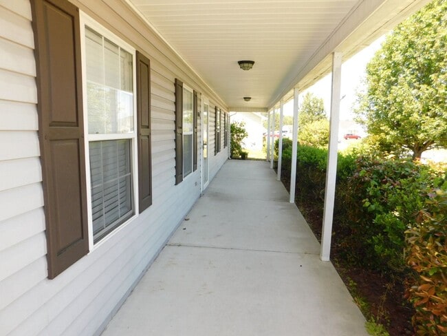 1005 Locust Ct in Havelock, NC - Building Photo - Building Photo