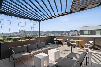 Analog PDX in Portland, OR - Foto de edificio - Building Photo