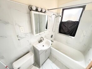 6436 N Hamilton Ave, Unit 2C in Chicago, IL - Foto de edificio - Building Photo