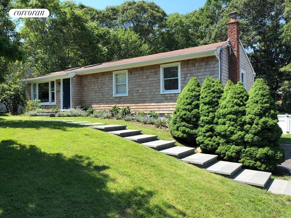 348 Division St in Sag Harbor, NY - Foto de edificio