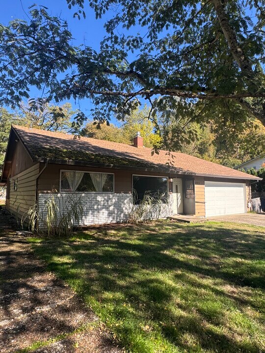 1805 SE Anspach St in Milwaukie, OR - Building Photo