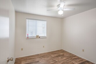 Windsor Manor Apartments in Portland, OR - Building Photo - Interior Photo