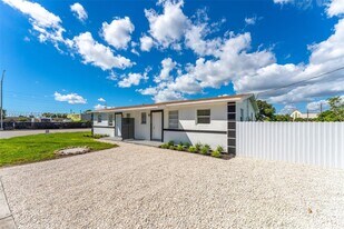 18350 SW 105th Ave in Miami, FL - Building Photo