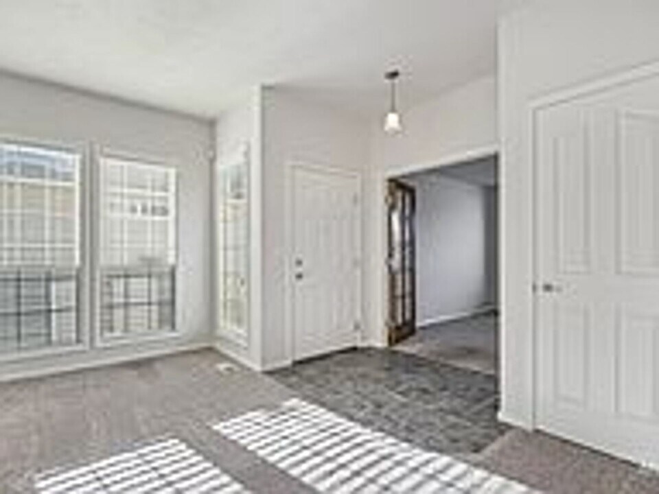 9948 W Sleepy Hollow Ln in Garden City, ID - Building Photo