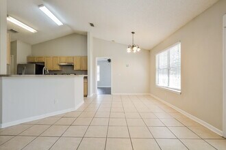 2119 Dumas Dr in Deltona, FL - Foto de edificio - Building Photo