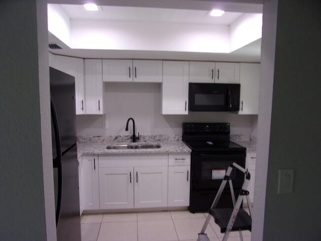 1505 SE Royal Green Cir in Port St. Lucie, FL - Building Photo - Building Photo