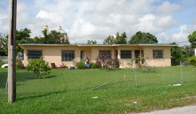 115 NW 75th St in Miami, FL - Foto de edificio - Building Photo