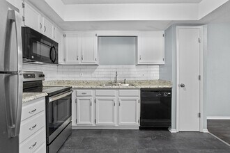 642 NW Valleybrook Rd in Blue Springs, MO - Building Photo - Building Photo