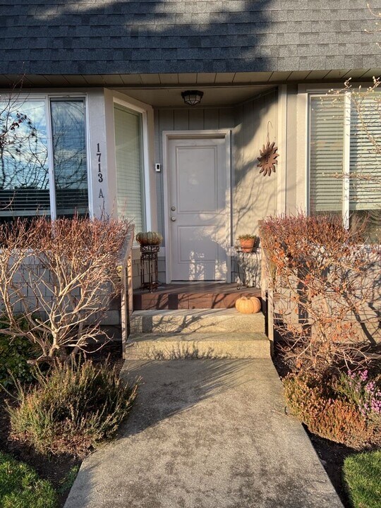 1713 17th St in Everett, WA - Building Photo