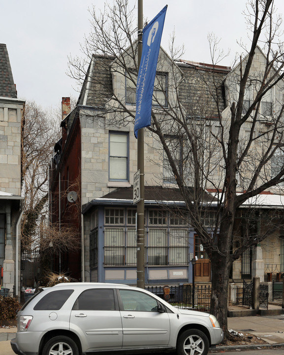 4011 Chestnut St in Philadelphia, PA - Building Photo