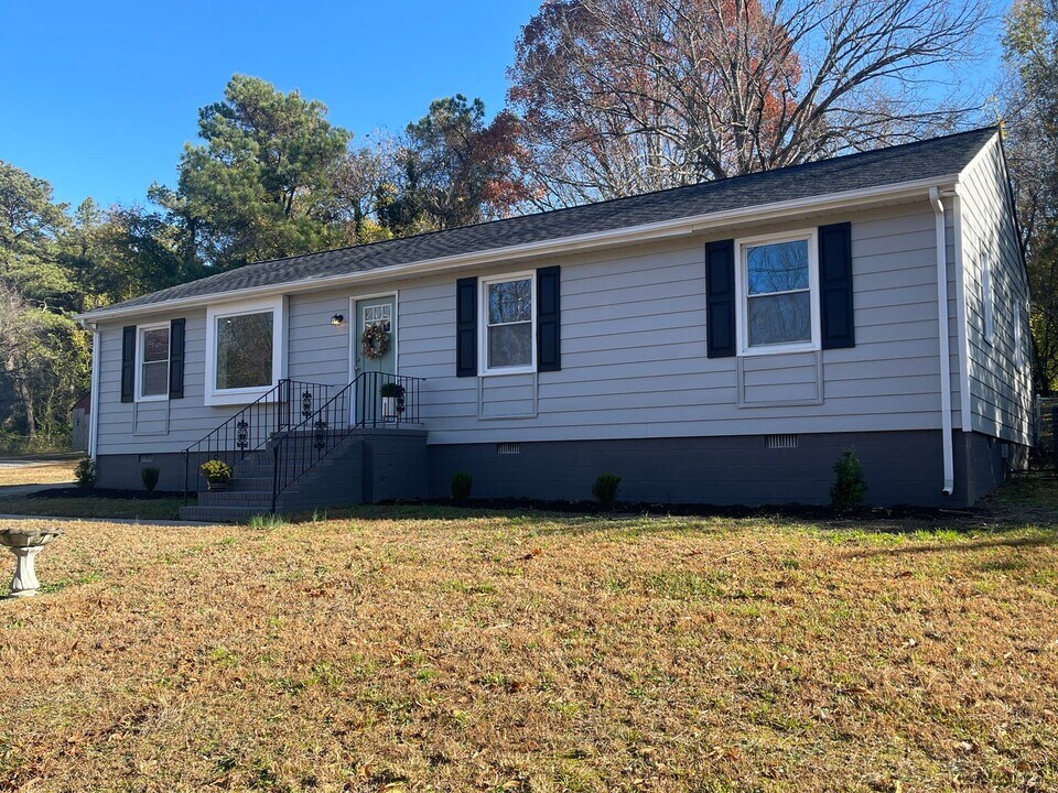 2927 Dupuy Rd in Petersburg, VA - Building Photo