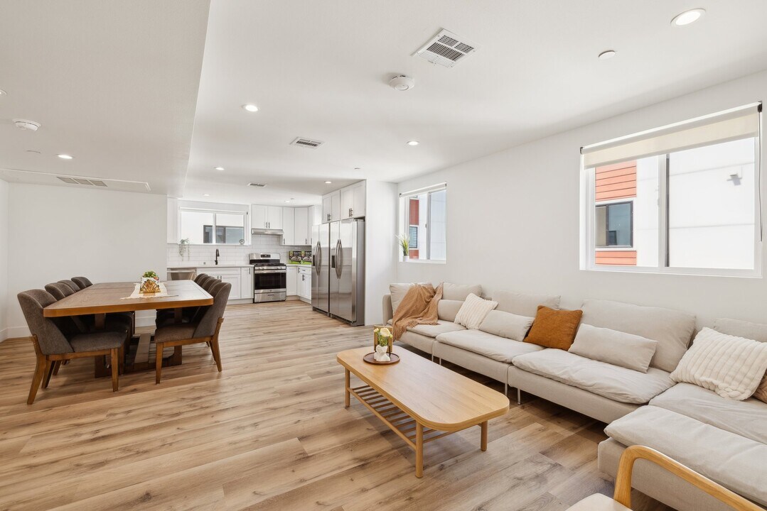 1326 W 35th Pl- Housing Near USC DPS in Los Angeles, CA - Building Photo