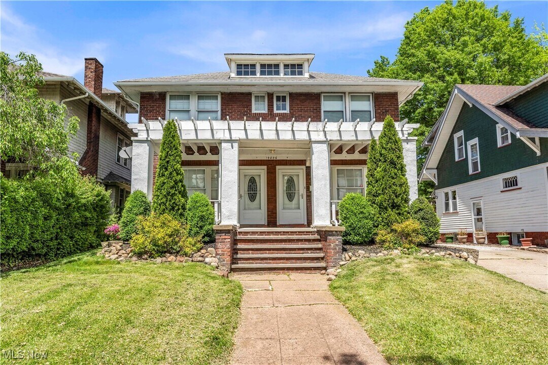 10806 Clifton Blvd in Cleveland, OH - Building Photo
