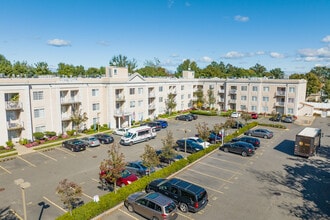The Tiffany at Westbury in Westbury, NY - Foto de edificio - Building Photo