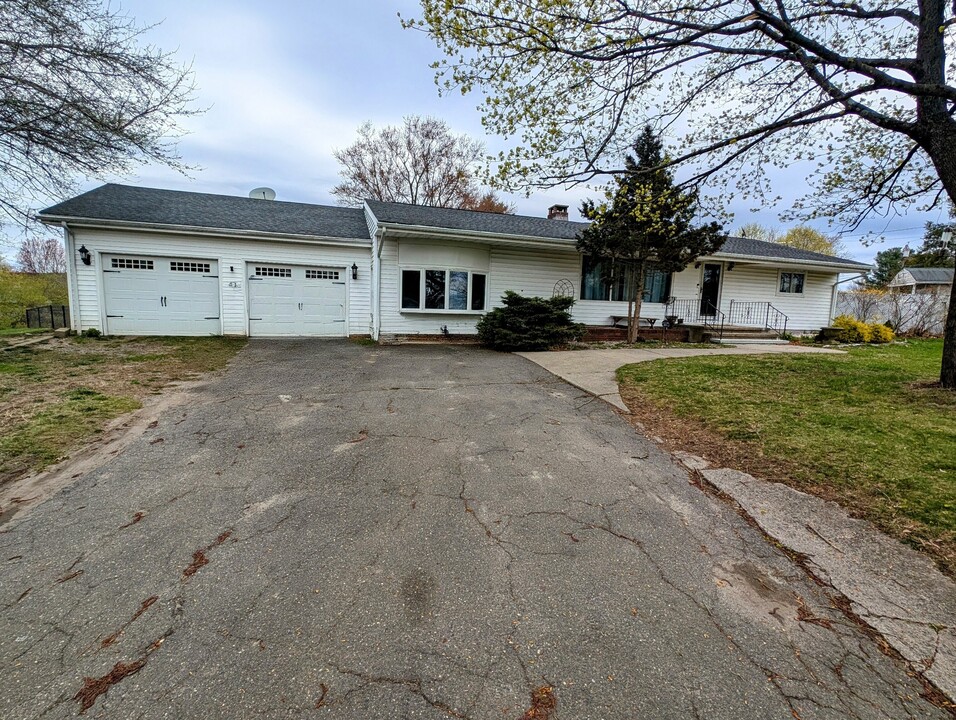 43 Mystic Ln in Watertown, CT - Building Photo