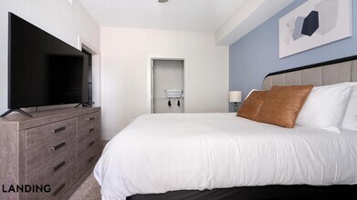 2220 W First St, Unit 460 in Ft. Myers, FL - Building Photo - Building Photo