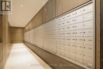 30-230 Inn On The Pk Dr in Toronto, ON - Building Photo - Building Photo